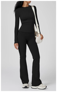 Détail du pantalon de yoga évasé taille haute et ensemble de sport à manches longues