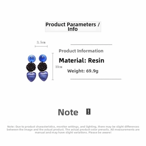 Vue détaillée des boucles d'oreilles cœur en résine bleue avec rose et dimensions 10cm