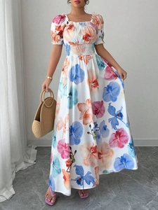 Gros plan sur la taille élastique et l'imprimé floral d'une robe longue à manches bouffantes