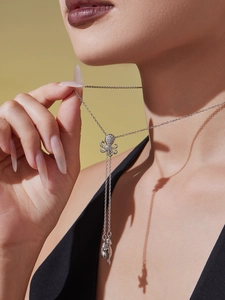 Détail du collier pieuvre avec incrustation de zircon 5A et chaîne à pompon réglable argenté