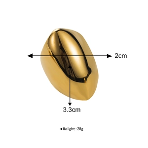 Macro shot of chunky gold heart ring with dimensions 3.3cm by 2cm and weight 28g