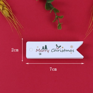 Dettaglio di etichette regalo bianche 2x7cm con albero di Natale verde e scritte