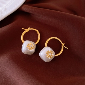 Gros plan de boucles d'oreilles rétro plaquées or 18k avec perles et zircone sur soie