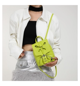 Mini sac à dos femme vert néon avec rabat papillon et boucle en métal style décontracté.