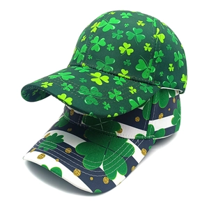 Set aus zwei St. Patrick's Day Baseballkappen mit Kleeblattmuster und Glitzerdetails