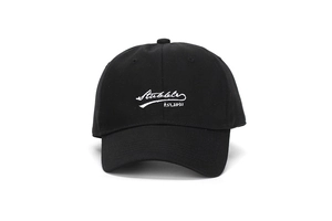 Détail de la broderie blanche Stubble EST.1993 sur une casquette de baseball en coton noir