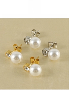 Dettaglio degli orecchini a perno con perle e diamanti placcati 18K in oro e argento