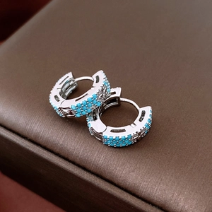 Macro de boucles d'oreilles vintage en argent serties de perles turquoise sur socle