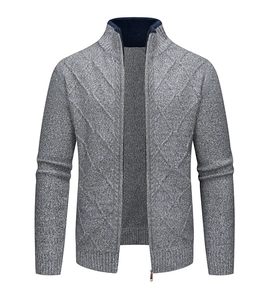 Detailansicht der grauen Strickjacke für Herren mit Stehkragen, Reißverschluss und Rauten
