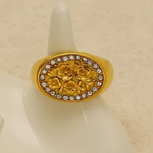 Luxuriöser 18K vergoldeter Edelstahlring mit 3D-Blumentextur und Kristallverzierung