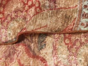Vue détaillée des coutures fines et de la texture imprimée vintage de la mini-robe légère