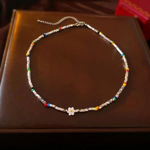 Collier À Perles Colorées Avec Pendentif Marguerite Blanche Alliage Perles Carrées Argentées Choker Pour Femmes
