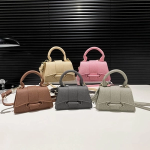 Sacs à bandoulière trapèze élégants en cinq couleurs avec texture tressée et poignées chic