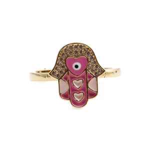 Détail de la bague main de Hamsa avec émail rose, cœur œil bleu et zircons brillants