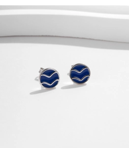 Détail de boucles d'oreilles rondes en argent S925 avec émail bleu et texture argentée