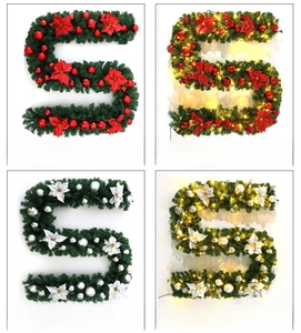 Détail de la guirlande de Noël en S de 2,7m avec aiguilles de pin, boules rouges et argent