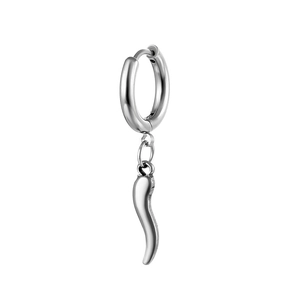Détail de boucles d'oreilles créoles en acier inoxydable argenté avec pendentif piment