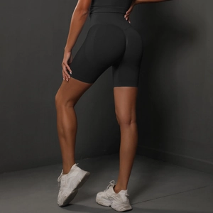Gros plan du short cycliste noir sans couture taille haute avec effet push-up fessier