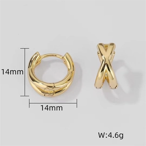 Vue macro de boucles d'oreilles étoile dorées indiquant 14mm et un poids de 4,6g