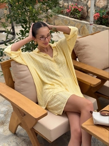 Ensemble d'été pour femme avec polo en maille ajourée jaune clair et short décontracté