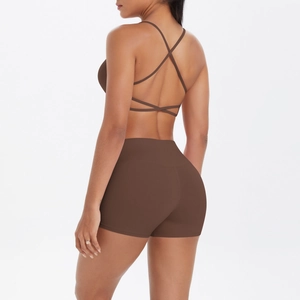 Détail du soutien-gorge de sport à dos croisé et short de yoga taille haute marron
