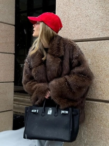 Manteau en fausse fourrure marron foncé avec col à revers en photographie de rue d'hiver