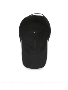 Dettaglio della fodera interna del cappello da baseball nero con bordo riflettente e fibbia