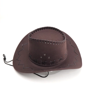 Dettaglio cappello cowboy marrone con tesa larga, cuciture nere a zig-zag e occhielli in metallo