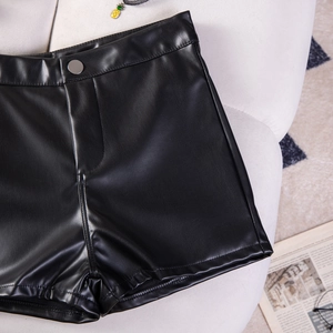 Detailansicht der schwarzen PU-Leder-Shorts mit hoher Taille und Metallknopf auf Stoff