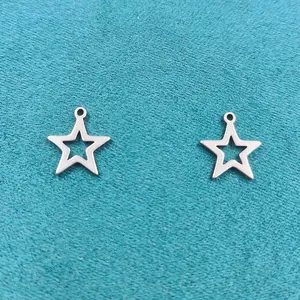 Polierte Edelstahl-Sternanhänger mit Hohlraum-Design für DIY-Schmuck auf blauem Grund