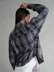 Chemise à carreaux gris pour femme à manches longues avec une coupe décontractée moderne