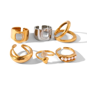 Set di 6 anelli in oro 18K e argento con cuori traforati, perle e zirconi incastonati