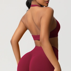 Détail de la brassière de sport licou bordeaux et du legging montrant la texture du dos