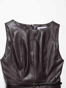 Vue détaillée du cuir marron foncé avec fine ceinture et boucle dorée métallique