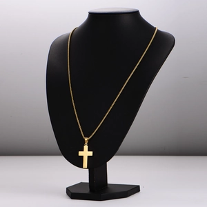 Minimalistische goldene Kreuzkette aus Edelstahl auf einer schwarzen Schmuckbüste