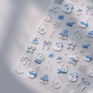 Macro di adesivi per unghie 3D con pupazzi di neve e motivi di fiocchi di neve azzurri