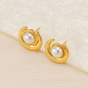 Detailansicht der goldfarbenen Halbmond-Ohrringe mit eleganten weißen Perleneinlagen