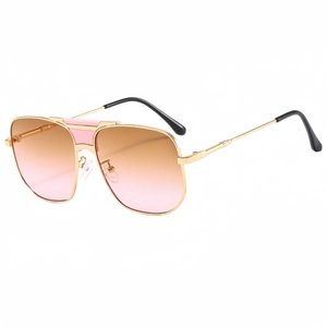 Occhiali da sole oversize montatura dorata con lenti sfumate rosa-arancio, vista laterale moderna