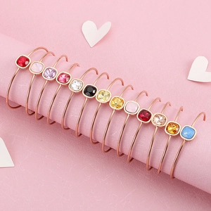 Bracciali aperti in acciaio oro rosa con zirconi colorati dal taglio quadrato