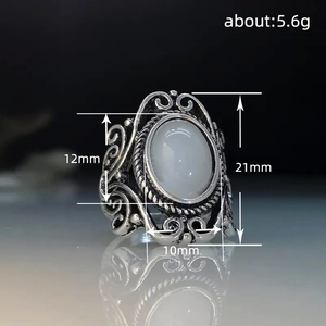Anello vintage in argento ossidato con pietra di luna ovale e filigrana traforata