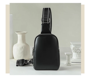 Minimalistische zwarte zachte lederen crossbody borsttas met zilveren ritsen en decoratie