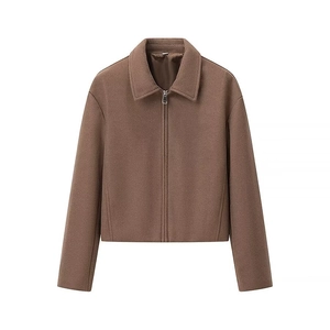 Veste courte en laine marron pour femme avec col à revers et fermeture éclair sur fond blanc