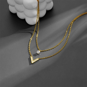 Collier double couche en titane doré avec pendentif en V et incrustation en nacre blanche