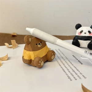 Porte-stylo ours en bois sculpté à la main, décoration de bureau au design artisanal