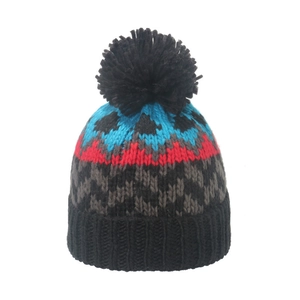 Bonnet en tricot d'hiver avec motifs géométriques colorés et pompon en fausse fourrure