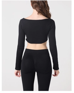 Dettaglio completo yoga nero a costine con leggings push-up e top corto senza cuciture