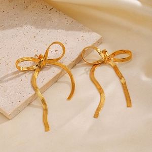 Boucles d'oreilles nœud en acier plaqué or 18K avec chaîne serpent sur pierre