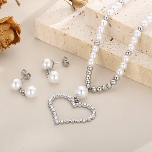 Vue détaillée de l'ensemble collier et boucles d'oreilles cœur en perles sur pierre