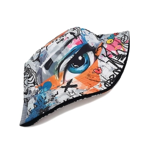 Dettaglio del cappello alla pescatora graffiti con motivi di occhi blu e schizzi d'arte