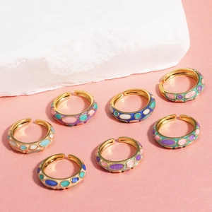Set mit sieben emaillierten Ringen im China-Stil mit bunten Punkten auf Goldband
